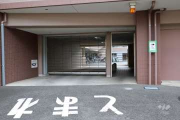 駐車場の出入り口（リングシャッター付き）・駐輪場の出入り口　