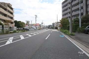 敷地西側の前面道路