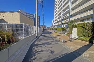 敷地の南側前面道路（東側から）