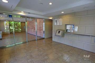 エントランスはオートロック付きです。