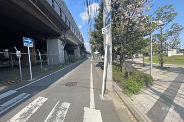 敷地北西側の前面道路（南西側から）