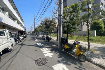 敷地北側の前面道路（西側から）