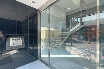 エントランスはオートロック付きです。