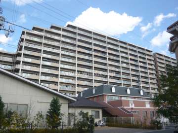グリーンラグーナ甲子園 Ａ棟の外観（南側から）