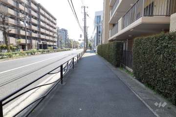 敷地北東側の前面道路