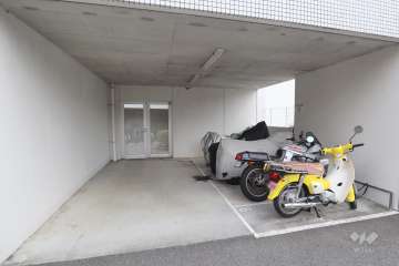 屋内に設けられたバイク置き場