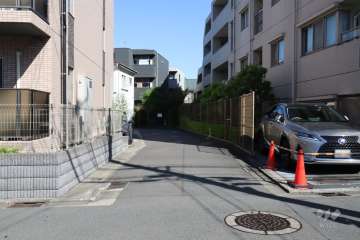 敷地西側の前面道路(南側から)