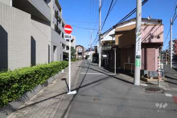敷地北東側の前面道路(南東側から)