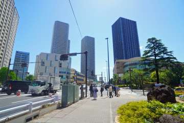 敷地南東側の前面道路（北東側から）