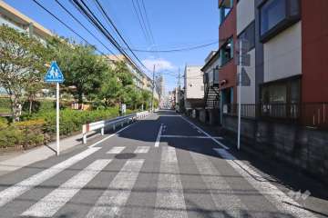 敷地南側の前面道路（西側から）