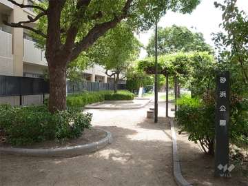 敷地の南西側に隣接して『砂浜公園』があります。