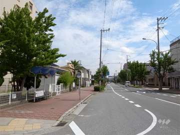 敷地南東側の前面道路。目の前にバス停があります。
