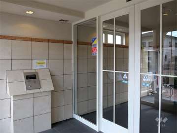 エントランスはオートロック付きです。
