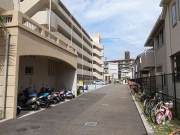 敷地内駐車場とバイク置き場
