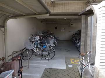 西側のエントランス横にある駐輪場