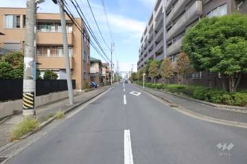 敷地西側の前面道路(南側から)