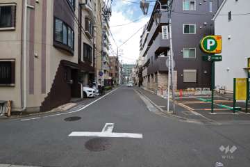 敷地東側の前面道路(南側側から)