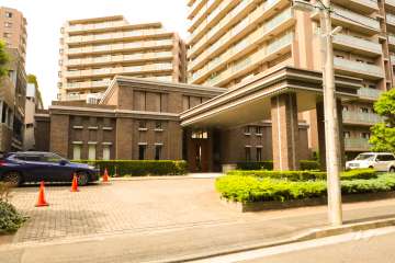 東側エントランス