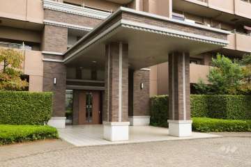 西側エントランス