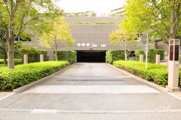 南東側駐車場の出入り口（ロボットゲート付き）