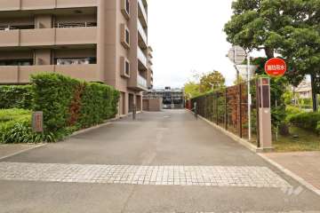 北側駐車場の出入り口（ロボットゲート付き）