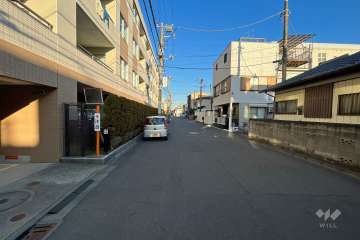 敷地南側の前面道路（西側から）