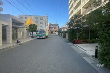 敷地の南側前面道路（東側から）