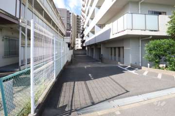 駐車場の出入り口（ロボットゲート付き）