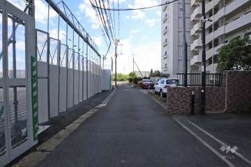 敷地北西側の前面道路(南西側から)