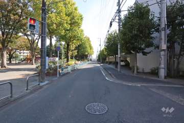 敷地北東側の前面道路