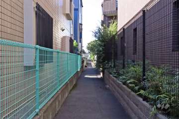 敷地南側の通路（東側から）