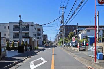 敷地北側の前面道路（東側から）