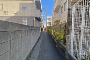 敷地の東側通路（南側から）