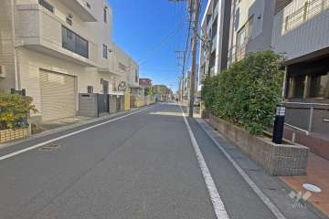 敷地の南側前面道路（東側から）