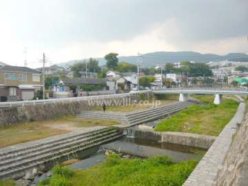 すぐ近くを流れる夙川