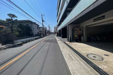 敷地東側の前面道路（北側から）