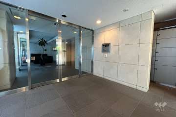 エントランスはオートロック付きです。