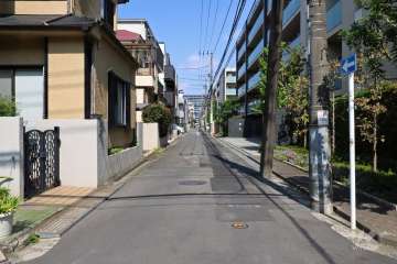 敷地西側の前面道路(南側から)