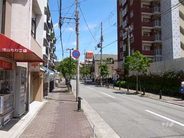 敷地北側は商店が並ぶ通りに面しています。