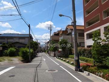 敷地南側の前面道路。静かな住宅地が広がっています。