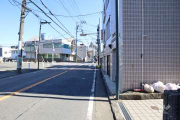 敷地北側の前面道路(西側から)