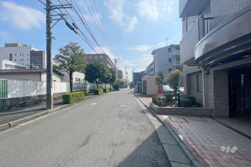 敷地西側の前面道路