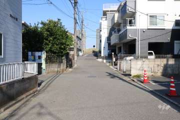 敷地北西側の前面道路(南西側から)