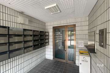 エントランスはオートロック付きです。