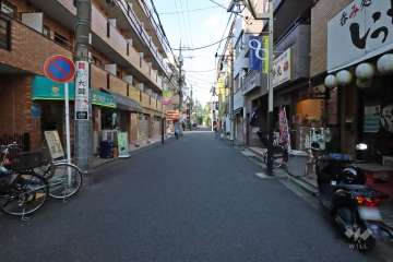敷地東側の前面道路(南側から)