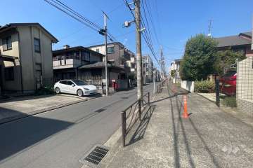 敷地西側の前面道路（南側から）