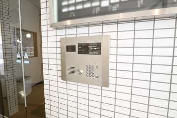 エントランスはオートロック付きです。