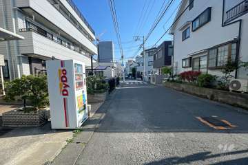 敷地南東側の前面道路（南西側から）