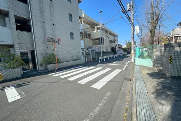 敷地北側の前面道路（東側から）