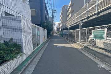 敷地北側の前面道路（東側から）